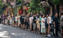 Xếp hàng ăn phở Hà Nội ngày lễ 2/9